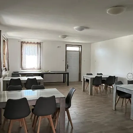 Pitypang Apartmanhaz *
